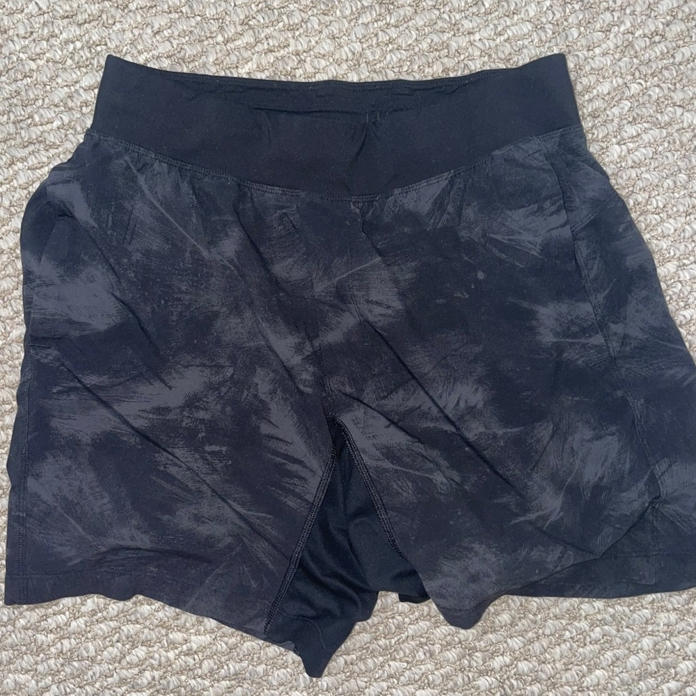 Black printed Lululemon mens THE short. Size medium. 7 inch inseam.